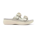 Sandalias plateadas con plataforma, dos tiras anchas con hebillas doradas y plantilla acolchada.