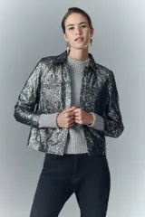 Camisa de cuero ovino con estampado reptil multicolor y detalles metalizados. De corte recto, con bolsillos tipo ojal y botones a presión con logo Rapsodia.