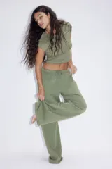 Pantalón de jogging verde oliva, de corte amplio, con cintura elástica ajustable con cordón y bolsillos laterales.