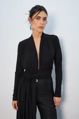 Body blanco de mangas largas con escote en V profundo y drapeado en la cintura.