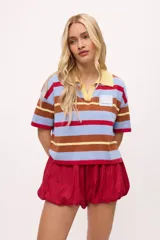 Short celeste con cintura elastizada y bolsillos laterales.