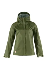 Campera impermeable color rojo con capucha y ajuste en la cintura, diseñada para exteriores.