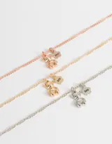 Set de tres collares de cadena fina en plateado, dorado y cobre rosado, con dije de oso y dije de flor con la inscripción "BFF".