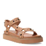 Sandalias bajas color tostado, con plataforma y tiras de cuero sintético con tachas doradas y negras.