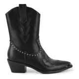 Bota corta de cuero sintético color marrón, con punta fina y taco bajo. Presenta detalles de costuras y tachas metálicas.