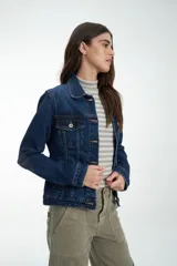 Campera de jean azul con bolsillos frontales y cierre de botones.