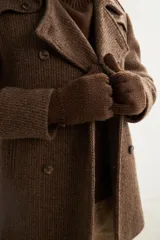 Saco marrón de lana con solapa, doble abotonadura, bolsillos, canesú y charreteras.