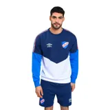 Buzo deportivo azul marino, blanco y celeste con escudo del Club Nacional de Football en el pecho y logo de Umbro. Diseño con mangas largas celestes y detalles de cinta con diseño geométrico en los hombros.