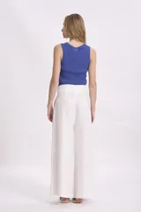 Musculosa corta de tejido de punto acanalado, color negro, con cuello redondo y sisas amplias.