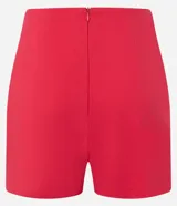 Short pollera corto confeccionado en bengalina con viscosa certificada, con cierre por cremallera invisible en la parte de atrás y recorte delantero.