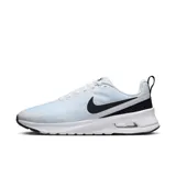 Championes Nike Air Max Nuaxis, color blanco con detalles en negro.