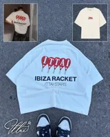 Remera celeste de corte recto y mangas cortas, con estampado en la espalda de cuatro raquetas de pádel rojas y texto en blanco "IBIZA RACKET ITTAI STARS".