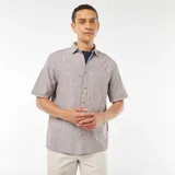 Camisa marrón claro de manga corta con cuello clásico y cierre abotonado.