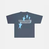 Camiseta gris con estampado de estrellas y texto en color celeste.