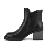 Bota corta negra de cuero sintético, con cierre lateral y taco cuadrado.