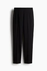 Pantalón cigarette negro de punto elástico pesado con pliegues. Modelo de tiro alto con elástico oculto en la cintura y pinzas adelante y atrás.