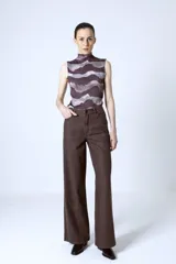 Pantalón de jean marrón con estampado de piel de serpiente, corte wide leg y tiro alto.