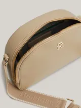 Bandolera Tommy Hilfiger color beige con correa ancha con el logo de la marca. Incluye monedero extraíble con cierre.