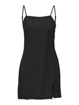 Minivestido negro de breteles finos con escote cuadrado y abertura lateral.