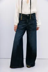 Jean de corte oxford tiro alto, confeccionado en denim confort con poco elastano y lavado azul oscuro.