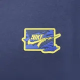 Buzo azul marino de corte clásico con cuello redondo y puños y cintura acanalados. Presenta un logo de Nike bordado en amarillo en el pecho y otro más pequeño en el puño.