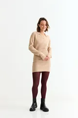 Vestido corto de tejido de punto color beige, manga larga y cuello polo con escote en V.