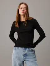 Remera negra de algodón con textura de canalé, corte slim, cuello redondo y mangas largas.