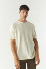 Remera gris oscuro de textura acanalada, corte clásico y cuello redondo.