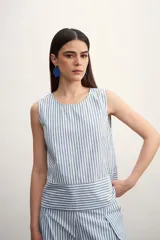 Blusa sin mangas con estampado a rayas verticales color verde y blanco.