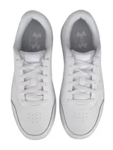 Zapatillas deportivas Under Armour modelo Tempo, color blanco liso, de corte bajo y estilo casual/urbano. Presentan una parte superior de cuero suave y suela de goma resistente. El logo de la marca está grabado en relieve en el lateral.