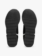 Zapatillas de estilo running con silueta de corte bajo, cordones y paneles en texturas mixtas. Combinan materiales negros, blancos y grises, destacando el parche con el logo de Tommy Jeans en el lateral.