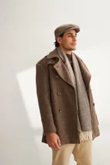 Saco marrón de lana con solapa, doble abotonadura, bolsillos, canesú y charreteras.