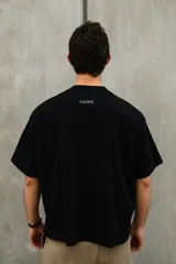 Remera negra de algodón, corte boxy fit, unisex, con estampado de serigrafía en la espalda.