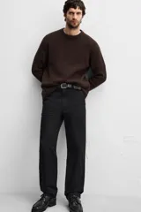Pantalón negro de corte recto confeccionado en tejido de algodón.