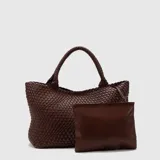 Bolso tote color marrón con diseño trenzado y doble asa de hombro. Incluye un estuche interior desmontable con cierre.