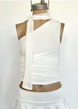 Conjunto de top halter y minifalda con volados color borgoña. El top es ajustado al cuerpo y tiene un lazo que se ata al cuello. La falda es de tiro bajo y tiene dos volados.