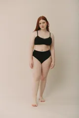 Culotte negro de algodón suave con faja en la cintura.