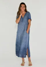 Vestido largo color amarillo, de lino y algodón, con escote en V y mangas cortas.