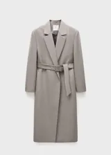 Abrigo gris de corte oversized, con cinturón y solapas clásicas.