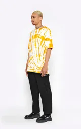 Remera oversize blanca con diseño batik en color naranja.