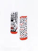 Pack de dos pares de medias blancas con puño rojo. Un par tiene estampado de manchas negras y corazones rojos, el otro par tiene estampado de manchas negras y un dibujo de Cruella de Vil.