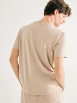 Camiseta básica de manga corta, cuello redondo y calce regular, color rojo jaspeado.