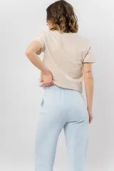 Pantalón jogger wide fit color amarillo pastel, confeccionado en algodón suave, con cintura elástica con cordón ajustable y bolsillos laterales funcionales.