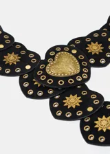 Cinto de cuero sintético negro con apliques de corazones y detalles metálicos.