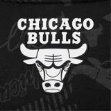 Remera negra de algodón con estampado all over del logo y nombre del equipo Chicago Bulls en gris. Logo del equipo bordado en el pecho.