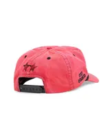 Gorro de béisbol color rosa con bordado del logo de la marca y un caballo salvaje.