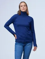 Polera de punto fino marca Nienty, color blanco, con cuello alto volcado y mangas largas con detalle de tajo en los puños.