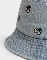 Piluso de denim celeste con bordado de cerezas de colores.
