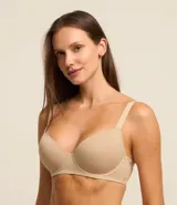 Soutien básico color piel, con relleno y base reforzada, de microfibra.