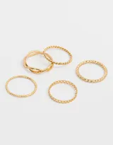Set de cinco anillos dorados de metal con diferentes diseños: uno entrelazado, uno con textura de bolitas, uno con textura trenzada y dos con textura de torsada.